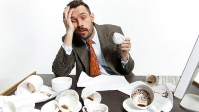 "Mengapa kopi tidak membuat Anda melek? Cari tahu 5 rahasia ilmiah di balik fenomena aneh yang sering dialami banyak orang ini. "