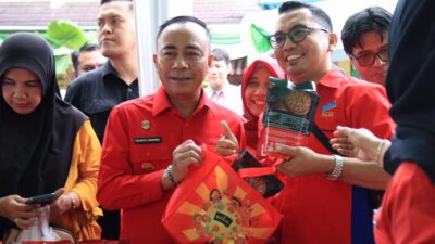 "Pemprov Kalbar mengatasi tantangan distribusi pangan di wilayahnya yang luas melalui Gerakan Pangan Murah. Wagub Krisantus pastikan stabilitas harga dan daya beli masyarakat."