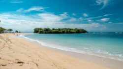 "Jangan sampai liburan rusak karena salah kostum atau kulit terbakar! Simak 5 hal penting yang wajib kamu persiapkan saat mau liburan ke pantai agar tetap aman dan nyaman."