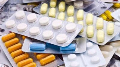 "Merasa sangat mengantuk setelah minum obat? Ini adalah efek samping yang umum. Pahami 4 alasan utamanya, mulai dari kerja antihistamin hingga respons tubuh Anda."