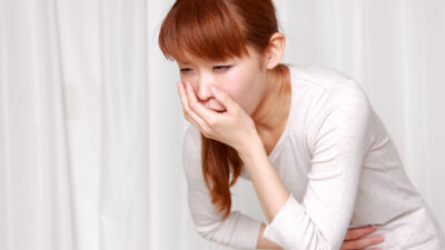 "Sering mual di pagi hari padahal tidak hamil? Temukan 5 alasan ilmiah di baliknya, mulai dari asam lambung (GERD), gula darah rendah, dehidrasi, hingga stres."