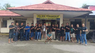 Tim gabungan Polres Sambas dan Polda Kalbar saat mengamankan THP, terduga pelaku pembunuhan di Desa Jelutung, Pemangkat.