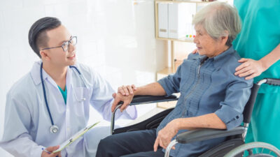 "Stroke kini kian banyak menyerang usia produktif. Kenali faktor risiko akibat gaya hidup, pentingnya nutrisi, dan gejala "SEGERA ke RS" menurut dokter."