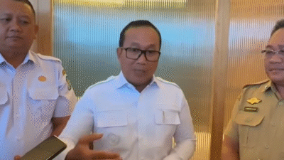 Bupati Kubu Raya Sujiwo (tengah, kemeja putih) memberikan keterangan pers yang tegas terkait penertiban bangunan di Sungai Raya Dalam. (Dok. HO/ivory-pony-739786.hostingersite.com)