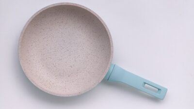 "Banyak barang di dapur seperti teflon, wadah plastik, dan kantong teh ternyata bisa melepas mikroplastik. Kenali 7 sumbernya dan cara mudah mengatasinya. "